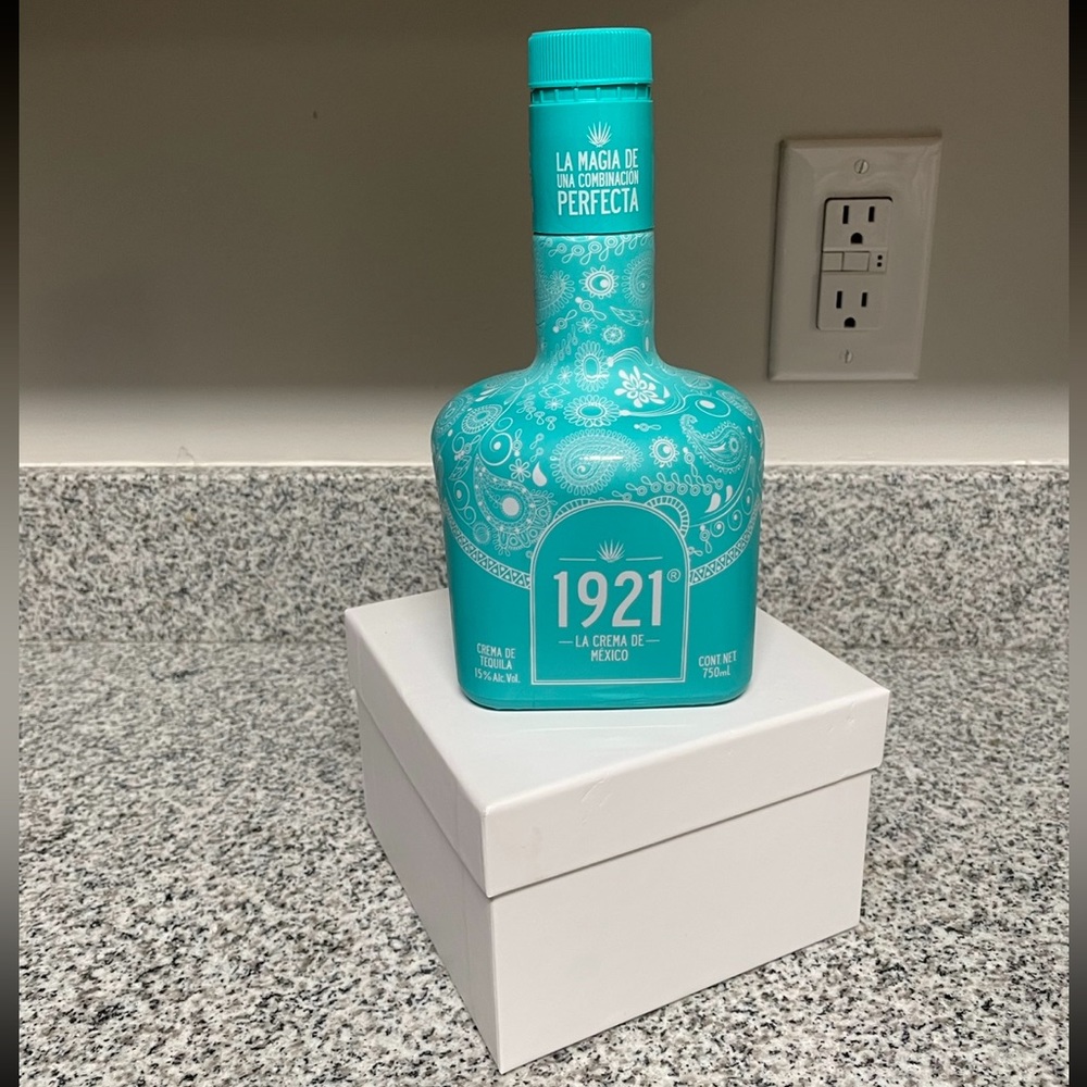 EMPTY BOTTLE of 1921 La Crema De Mexico         Magia  Una Combinación PERFECTA